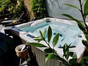 Executive Suite with Private Hot Tub SkyTV